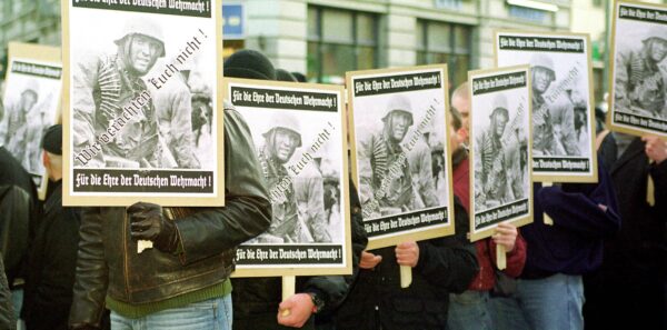 Неонацисты протестуют в Берлине против проведения выставки «Преодоление прошлого» (2001) Imgago/Christian Ditsch/ТАСС