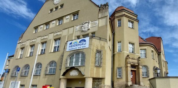 Ратуша в Хайденау и "камень преткновения"